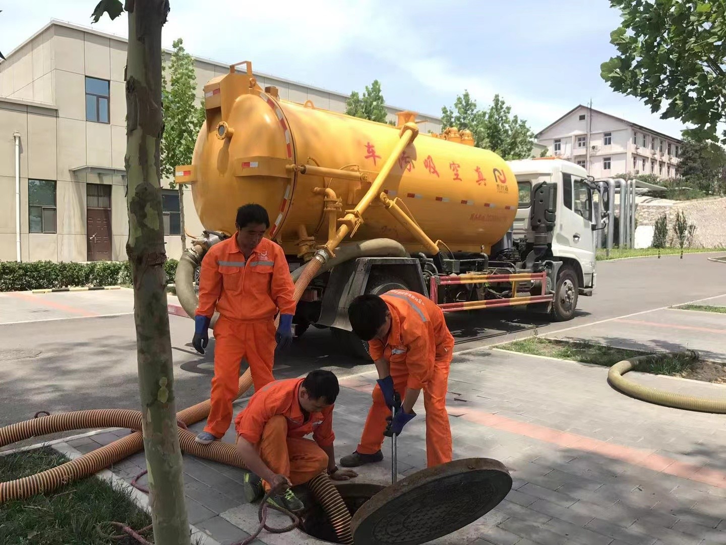 武城管道疏通车停在窨井附近